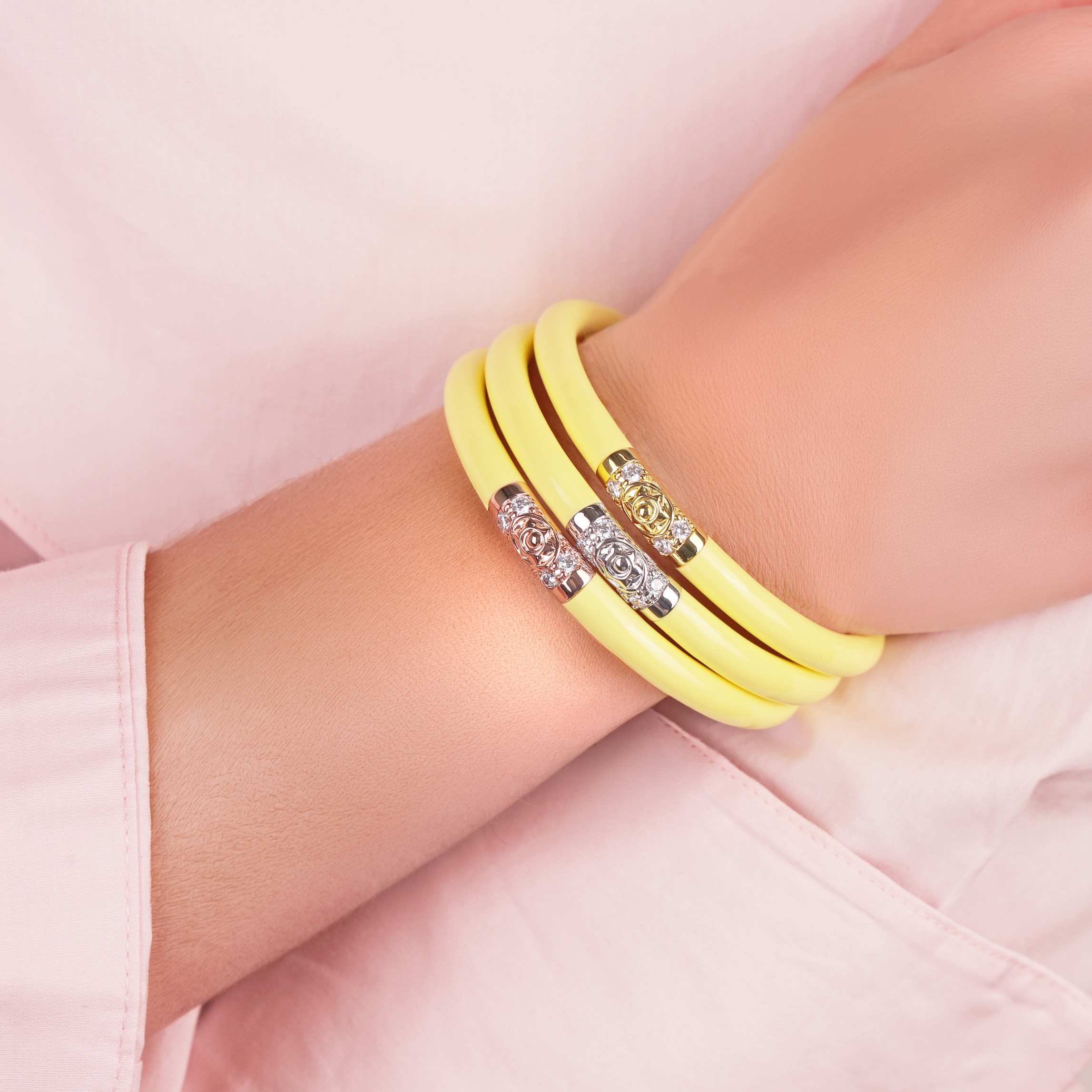 a person wearing a yellow bracelet